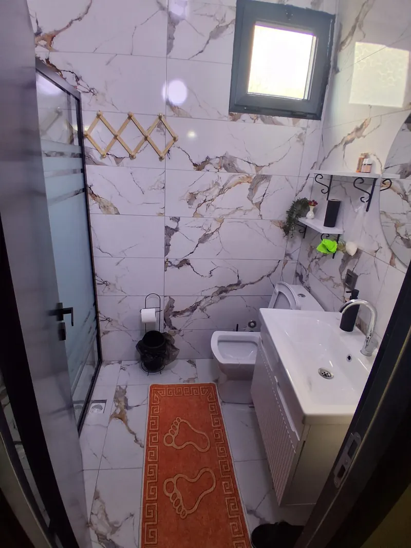 Mermer desenli banyo, lavabo ve duş