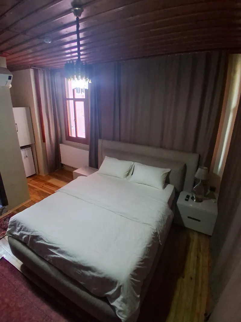 Çift kişilik yatak ve komodin