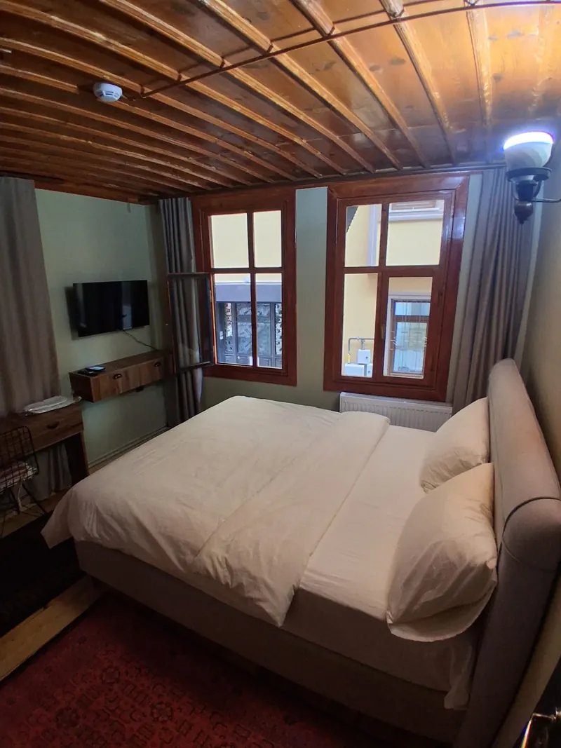 Çift pencereli, ahşap tavanlı oda